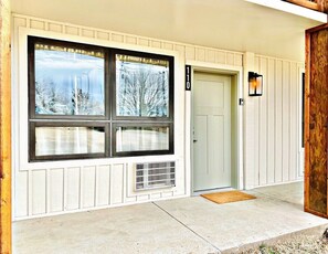 Walk in, Ground level, no stairs