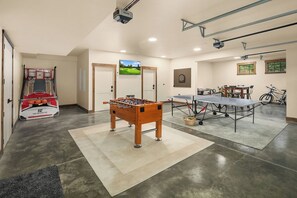 Snowbeary Lodge: - Garage game room!