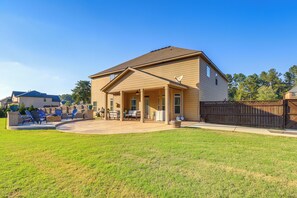 Fenced Backyard | Fire Pit | 2 Mi to McCurry Park & Sports Complex