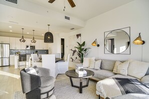 Living Room | Smart TV w/ Cable | Central Heating & A/C | Free WiFi