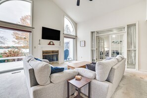 Living Area | Smart TV | Fireplace | Board Games