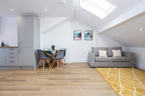 The open-plan living space benefits from a double sofa-bed, a 4-seater dining table and a fully equipped kitchen with everything you need for a short or long-term stay in Manchester.