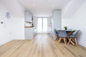 The open-plan living space benefits from a double sofa-bed, a 4-seater dining table and a fully equipped kitchen with everything you need for a short or long-term stay in Manchester.