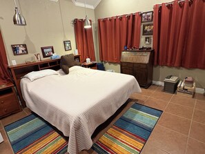 Captain’s Cabin Bedroom King Bed