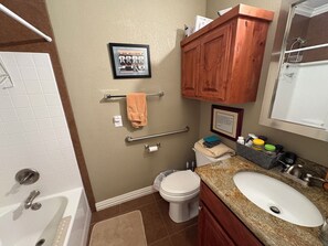 Captain’s Cabin Full Bathroom with tub