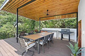 Villa Oceano offers ocean views and luxury in lush Costa Rica.