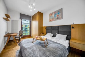 Bedroom with Queen Bed | Book Now with RENTUJEMY.COM