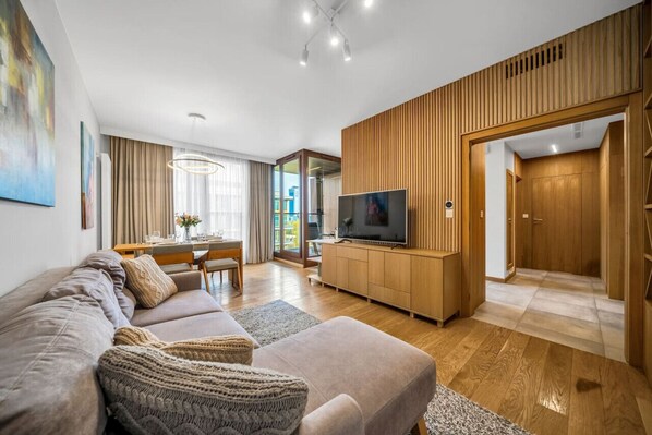 Spacious Living Room | Book Now with RENTUJEMY.COM