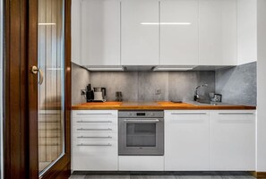 Kitchen with Oven | Book Now with RENTUJEMY.COM
