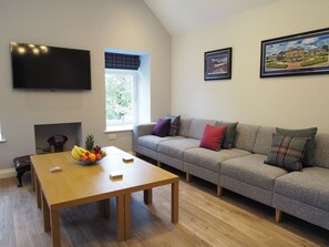 Lounge with scenic views, smart tv with hdmi connection + fast Wi-Fi 