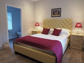 king size bed with en-suite and large shower