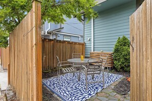Welcome! Private, fenced, shady patio!