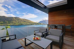 Savour alfresco moments on the balcony — luxury seating, lakefront serenity, and breathtaking views of Queenstown’s mountains and water.