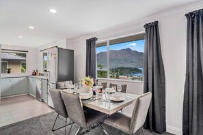 Enjoy a wonderful meal surrounded with your friends and family at the luxurious dining table, as you gaze out upon the world-class views of Queenstown, Lake Wakatipu and the mountains of the Southern Alps.