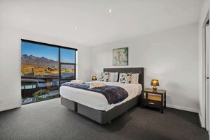 Bedroom 1: King Size Bed