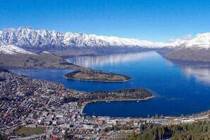 Your house is 800 m from the wharf and only 1 km to the centre of town.

Approximately 10-12 mins walk into town.