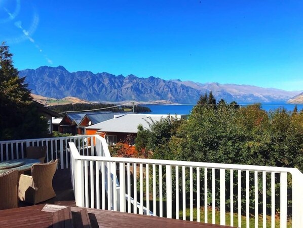 Stunning views over Lake Wakatipu and the Remarkable Mountains range.  Enjoy the fabulous large deck while you relax on the large dining chairs.