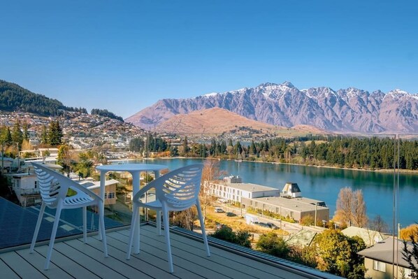 Enjoy the amazing views of the Remarkables Mountain range and Lake Wakatipu from our large balcony!
