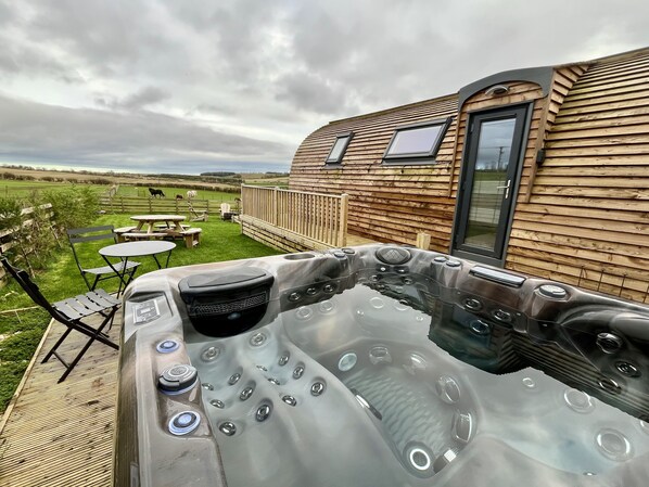 Hot Tub / whirlpool bath (Outdoor)