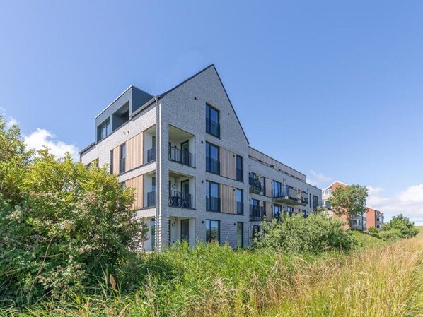 Himmel, Schatten, Grundstueck, Hütte, Abstellgleis, Fassade, Wohngebiet, Landschaft, Dach, Gras