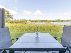 Ciel, Ombre, Lot Terre, Chalet, Siding, Façade, Zone Résidentielle, Paysage, Toit, Herbe
