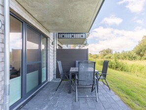 Ciel, Ombre, Lot Terre, Chalet, Siding, Façade, Zone Résidentielle, Paysage, Toit, Herbe