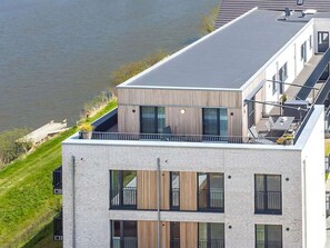 Ciel, Ombre, Lot Terre, Chalet, Siding, Façade, Zone Résidentielle, Paysage, Toit, Herbe