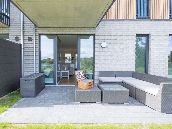 Ciel, Ombre, Lot Terre, Chalet, Siding, Façade, Zone Résidentielle, Paysage, Toit, Herbe
