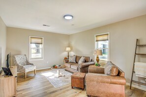 Living Room | Smart TV | Free WiFi | Central Heating & A/C