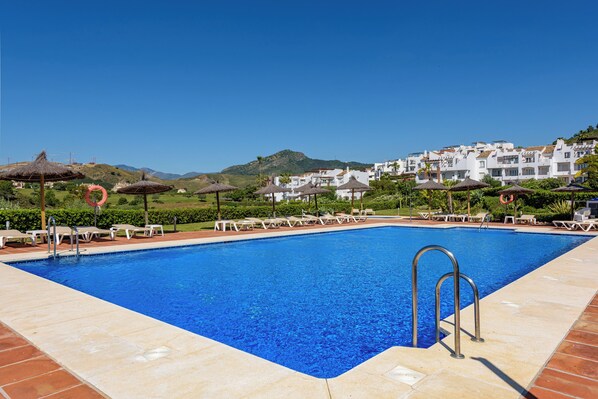 Salt-filtered swimming pool 