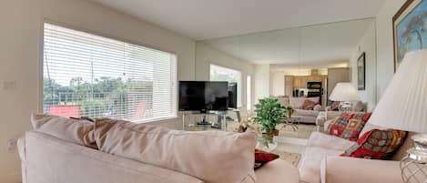 Vero Beach Vacation Rental | 2BR | 2BA | 800 Sq Ft | Stairs Required