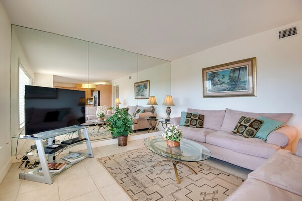 Vero Beach Vacation Rental | 2BR | 2BA | 800 Sq Ft | Stairs Required