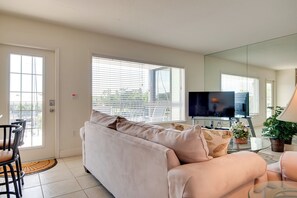 Living Room | Free WiFi | Central A/C & Heating | Smart TV