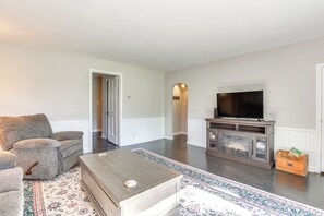 Living Room | 1st Floor | Smart TV | Board Games