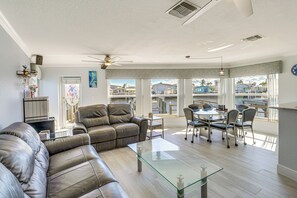 Interior | Open Floor Plan | Free WiFi | Water Views