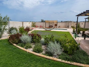 Plant, Sky, Cloud, Plant Community, Natural Landscape, Land Lot, Grass, Building, Urban Design, Tree