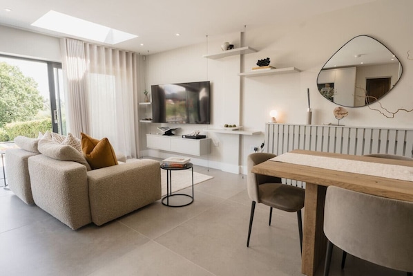 n Plan Living Space: the ultimate place for socialising and entertaining, enjoy time together in the snug area