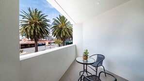 Balcony with dining for two 