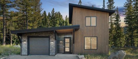 Welcome to The Basin, a luxury mountain cabin with all the comforts of home.