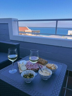 Relax on the balcony as the day goes by! Patio furniture included, cheese board not included but we can make a plan at an additional cost. 