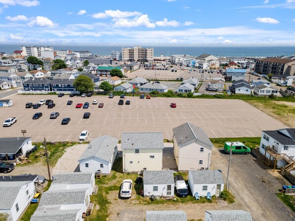Just a 5-minute walk to the beach, shops, restaurants and all entertainment!