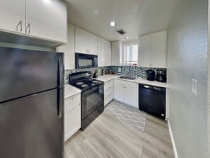 Ground Level - Full Size Kitchen