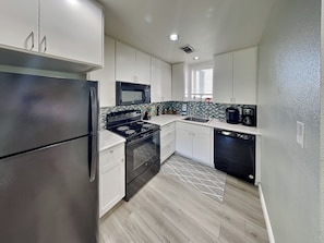 Ground Level - Full Size Kitchen