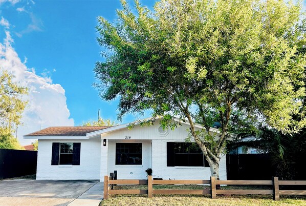 3 Bedroom, 2 Full Bathroom Home walking distance to town square!