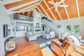 Living Room | 1st Floor | Smart TV | Free WiFi | Central Heating & A/C