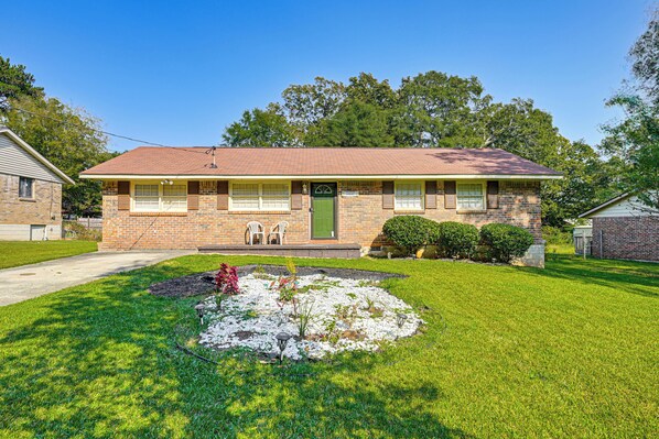 Jonesboro Vacation Rental | 2BR | 2BA | 1,250 Sq Ft | Stairs Required