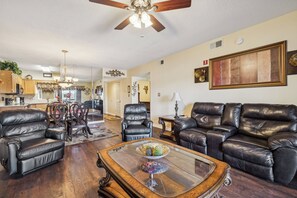 Spacious Living Room with Gas Fireplace and SMART TV with Cable & WIFI throughout vacation rental