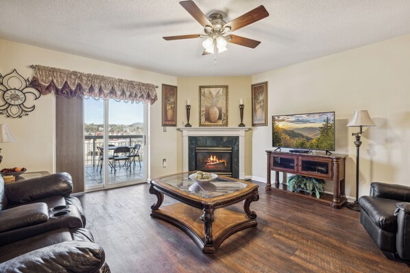 Spacious Living Room with Gas Fireplace and SMART TV with Cable & WIFI throughout vacation rental