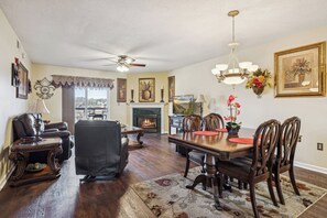 Spacious Living Room with Gas Fireplace and SMART TV with Cable & WIFI throughout vacation rental