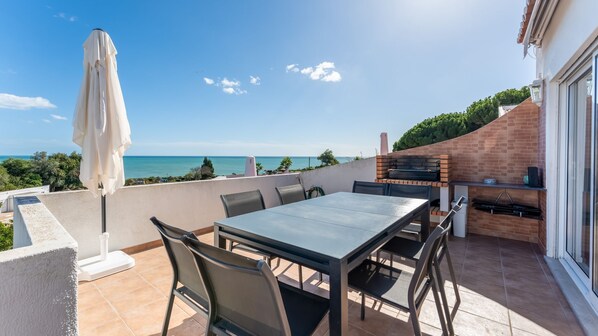 Dine alfresco with the sea as your backdrop #SeasideDining #AlgarveSunsets